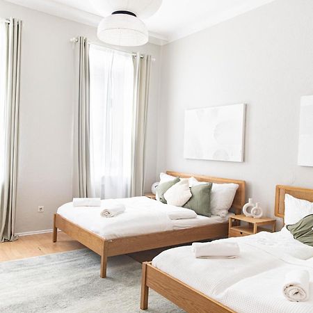 Spacious Apartment, 3 Min To U1 Reumannplatz Viena Exterior foto