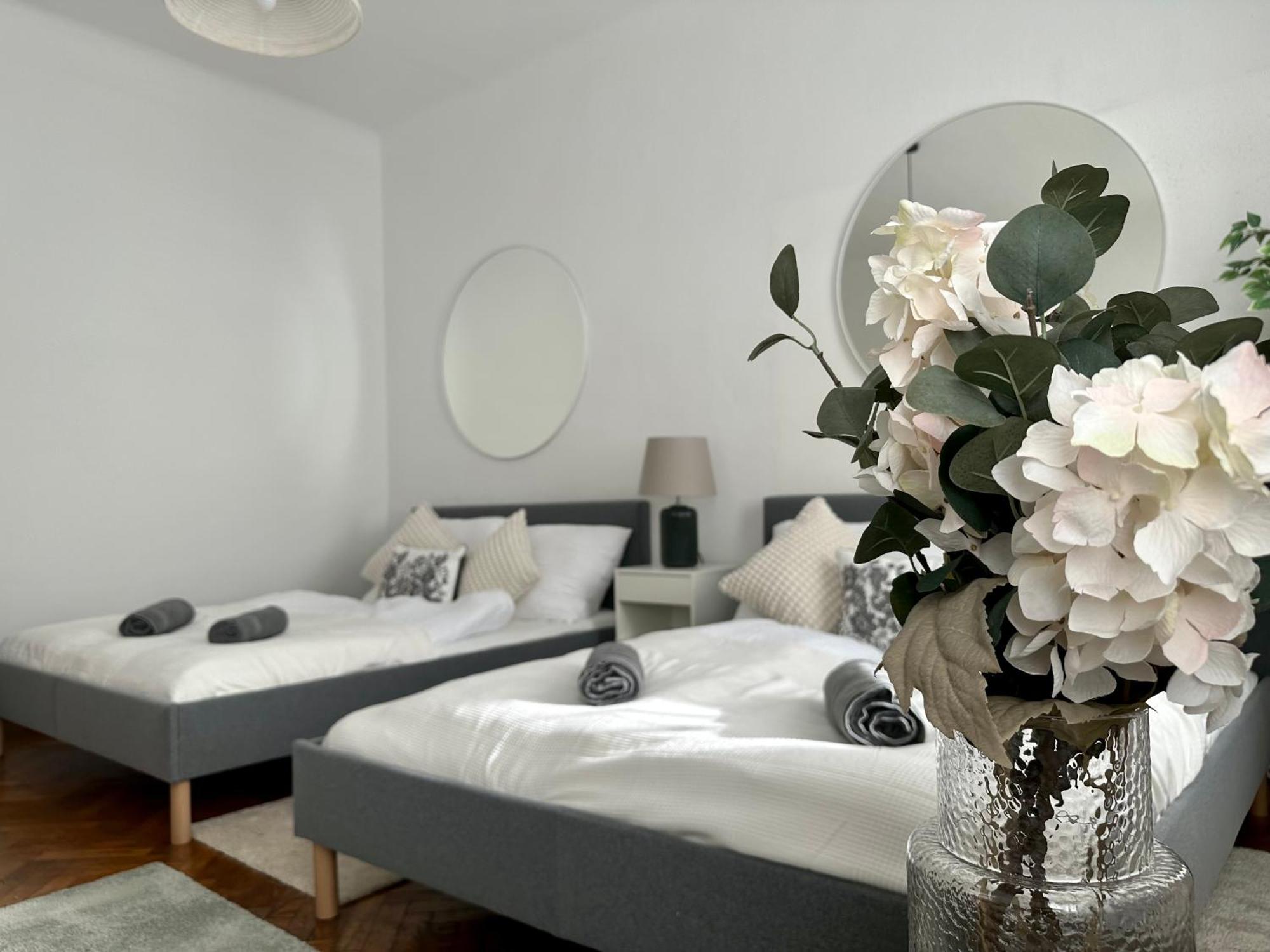 Spacious Apartment, 3 Min To U1 Reumannplatz Viena Exterior foto